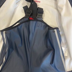 New, hardly worn Reima rain suit size 4T